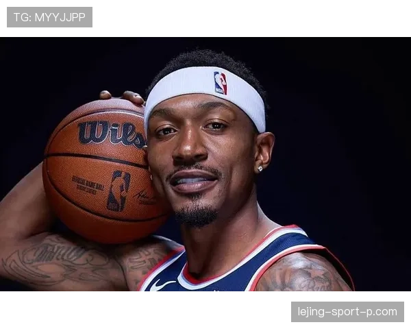 布拉德利·比尔突破制造空位三分效率明显提升，拉开队内得分差距