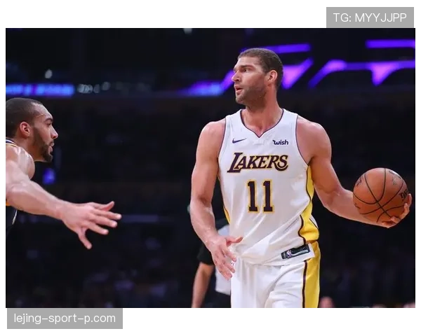 布鲁克·洛佩斯内线单打效率提升显著，关键时刻拉开队伍空间